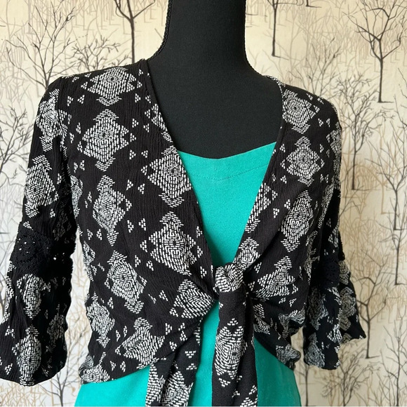 3/4 Bell Sleeves Cropped Shrug Bolero Cardigan Xhilaration Black and White Boho - Picture 3 of 12